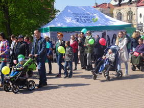 Uczestnicy wydarzenia zgromadzeni na Placu Bartosza Głowackiego w Tarnobrzegu