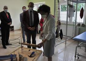 Pokaż zdjęcie: goście oglądają jedną z sal rehabilitacyjnych
