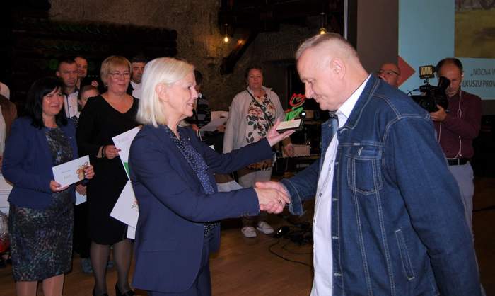 Pokaż zdjęcie: Minister Bożena Borys-Szopa wręcza nagrody małopolskim Laureatom Konkursu Sztuka Osób Niepełnosprawnych
