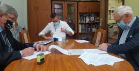 Pokaż zdjęcie: na zdjęciu: Henryk Kruszek Prezes Zarządu INWEMER SA podpisuje umowę w obecności przedstawicieli Funduszu Władysława Skwarki Dyrektora Oddziału Łódzkiego i Przemysława Suligorskiego Sam. Specjalisty Oddziału Łódzkiego PFRON