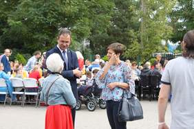 Pokaż zdjęcie: Uczestnicy imprezy integrującej osoby niepełnosprawne pn.: „Pożegnanie Lata w Muzycznych Klimatach”