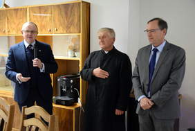 Pokaż zdjęcie: Życzenia złożył  dyrektor Oddziału Świętokrzyskiego PFRON  Andrzej Michalski 