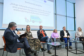 Pokaż zdjęcie: sala konferencyjna, siedząca grupa osób mężczyźni i kobiety