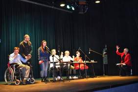 Pokaż zdjęcie: Młodzież grająca na samodzielnie wykonanych instrumentach oraz talerzach perkusyjnych