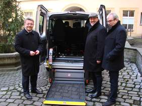 Pokaż zdjęcie: Uroszysty odbiór busa dla podopiecznych Domu Pomocy Społecznej w Prószkowie