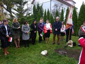 Pokaż zdjęcie: Wspólne posadzenie "Dębu Pamięci"