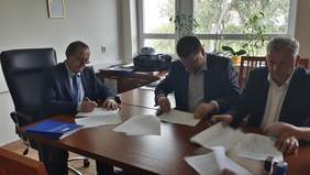 Pokaż zdjęcie: podpisanie umowy z powiatem kieleckim