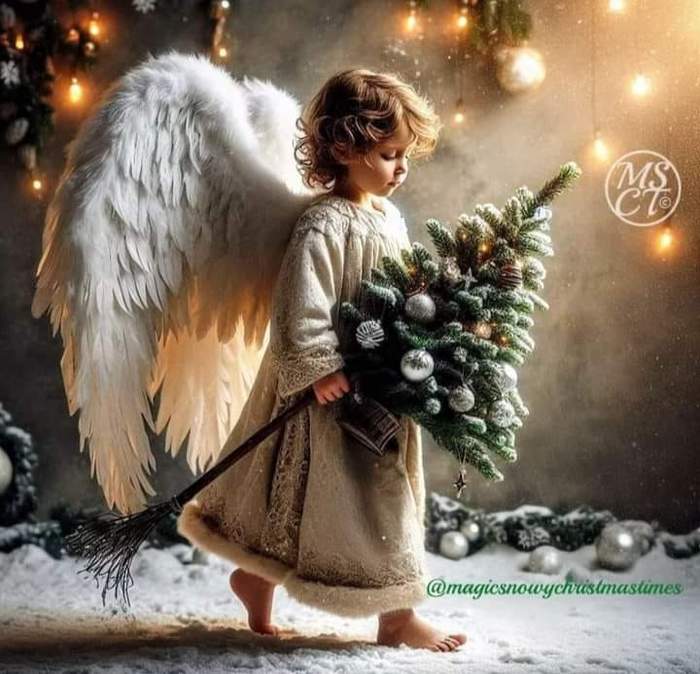 Mały aniołek niesie choinkę, w tle wiszą bombki na śnieżnym tle