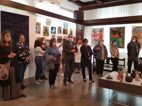 uczestnicy wydarzenia, grupa osób, stoją