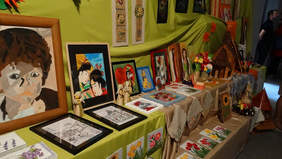 Pokaż zdjęcie: Wystawa prac podczas Konferencji Naukowej "Wspólnota miejscem rozwoju osoby"