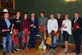 Pokaż zdjęcie: Drużyna UKS Bagry podczas spotkania z  Piotrem Ćwikiem, Wojewodą Małopolskim oraz Martą Mordarską, dyrektor Oddziału Małopolskiego PFRON