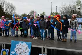 Pokaż zdjęcie: Na scenie znajduje się grupa przedszkolna. Zdjęcie podczas przedstawienia.