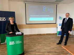 Pokaż zdjęcie: Marta Mordarska - dyrektor Oddziału Małopolskiego PFRON oraz Krzysztof Saczka - dyrektor Oddziału ZUS w Nowym Sączu