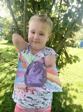 Pokaż zdjęcie: I miejsce (110 głosów) Maria Magdalena Kozdra – nagroda: praca namalowana przez Stanisława Kmiecika. Na zdjęciu dziewczynka - autorka wraz ze swoją pracą.