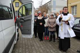 Uroczyste poświęcenie busa przez ks. Adama Kozikowskiego Dyrektora Caritas Archidiecezji Białostockiej
