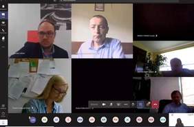Pokaż zdjęcie: Szkolenie webinarowe PFRON i BGK - na zdjęciu ekran komputera i zdjęcia uczestników szkolenia