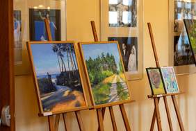 Obrazy, ustawione na sztalugach