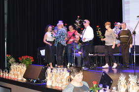 Kwiaty od uczestników dla pracowników