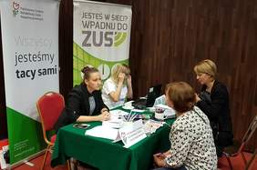 Pokaż zdjęcie: Stoisko informacyjno-konsultacyjne Oddziału Małopolskiego PFRON