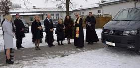 Pokaż zdjęcie: Grupa osób stojąca przy samochodzie