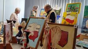 Pokaż zdjęcie: Oglądanie wystawy prac uczestników XVI edycji Konkursu Plastycznego PFRON przez mieszkańców Domu Pomocy Społecznej z Poznania