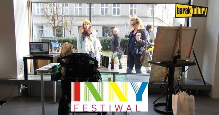 Pokaż zdjęcie: Plakat promujący akcję społeczno-artystyczną pn. „Okno na Innych” w ramach „Innego Festiwalu”
