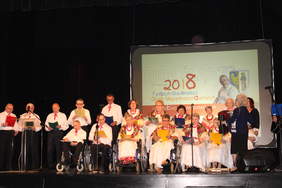 Pokaż zdjęcie: Występ zespołu Jarzębinki z Domu Pomocy Społecznej w Rudzie Śląskiej-Orzegowie