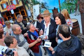 Pokaż zdjęcie: Fot. Jan Nowicki członek Jury wśród widzów Festiwalu i fanów