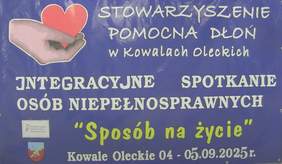 Pokaż zdjęcie: Granatowy plakat z napisem: ,,Stowarzyszenie Pomocna Dłoń w Kowalach Oleckich. Integracyjne Spotkanie Osób Niepełnosprawnych ,,Sposób na życie’’ Kowale Oleckie 04-05.09.2025 r.