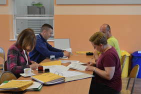 Pokaż zdjęcie: Podpisywanie umów