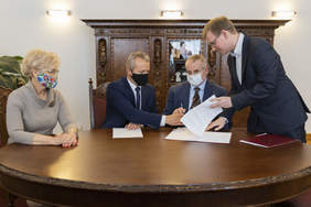 Pokaż zdjęcie: Podczas środowej wizyty w Bydgoszczy wiceministrowie Iwona Michałek i Paweł Wdówik oraz wojewoda kujawsko-pomorski Mikołaj Bogdanowicz podpisali umowy w ramach programu „Opieka wytchnieniowa”