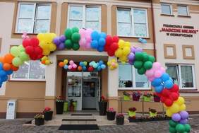 Pokaż zdjęcie: budynek przedszkola udekorowany kolorowymi balonami