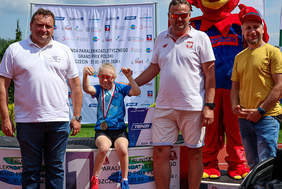 Pokaż zdjęcie: Wręczanie medali zwycięzcom