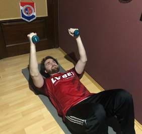 Pokaż zdjęcie: Mateusz Krzyszkowski - członek zarządu Fundacji podczas domowego treningu w czasie pandemii