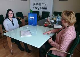 Pokaż zdjęcie: Od lewej: Klaudia Kaniewska laureatka II miejsca w konkursie „Otwarte Drzwi” oraz Marta Mordarska, dyrektor Oddziału Małopolskiego PFRON