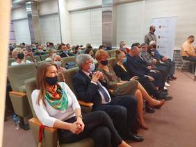 Pokaż zdjęcie: na zdjęciu: osoby siedzące i oglądające występy artystyczne,  