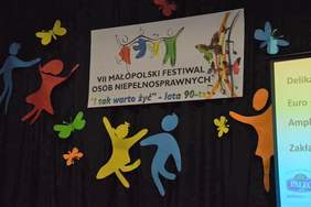 Pokaż zdjęcie: VII Małopolski Festiwal Niepełnosprawnych pn. „I tak warto żyć – lata 90-te” w Proszowicach