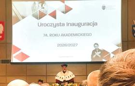 Na środku Auli Rektor prowadzący Inauguracje, za nim ekran z napisem Inauguracja Roku Akademickiego.