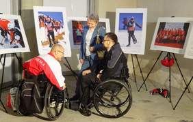 Zwiedzający wystawę