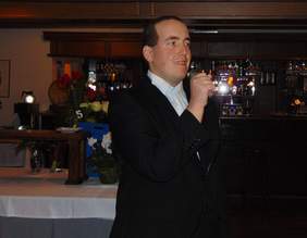 Pokaż zdjęcie: Mężczyzna śpiewa do mikrofonu 