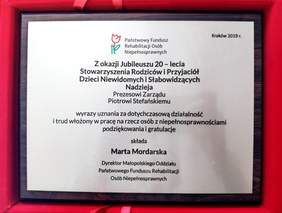 Pokaż zdjęcie: Okolicznościowy grawerton od dyrektor Marty Mordarskiej