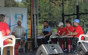 Pokaż zdjęcie: Uczestnicy integracyjnego Pikniku w Wieliczce- warsztaty bębniarskie