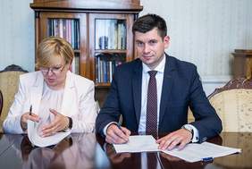 Pokaż zdjęcie: Dyrektor Marta Mordarska oraz Wicemarszałek Łukasz Smółka podczas podpisywania umowy w ramach Programu "Stabilne Zatrudnienie"