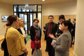 Pokaż zdjęcie: Dyskusja uczestników Forum w kuluarach