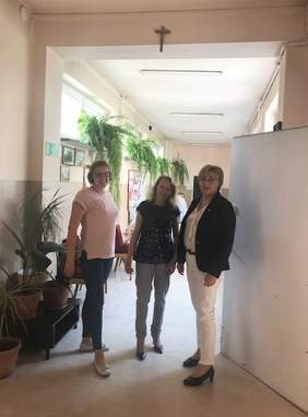 Pokaż zdjęcie: Dyrektor Marta Mordarska podczas wizyty w siedzibie Stowarzyszenia "Nadzieja" z Nowego Sącza