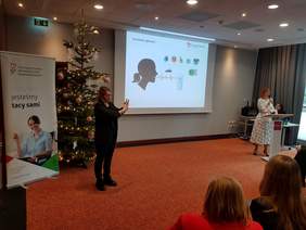 Pokaż zdjęcie: Wystąpienie Anny Jung, Wicestarosty Powiatu Gnieźnieńskiego podczas konferencji pt. „Wizja - Wiedza - Wsparcie czyli WWW o dostępności przestrzeni społecznej”