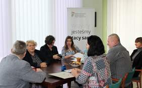 Pokaż zdjęcie: Przedstawiciele Stowarzyszenia Pomocy Dzieciom Niepełnosprawnym „Krok za krokiem” w Zamościu przy stole