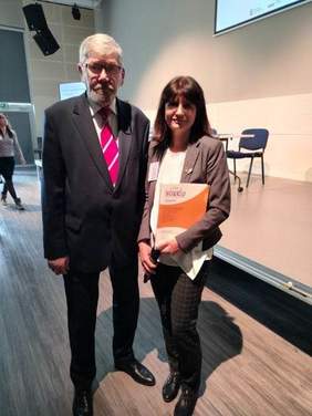 Pokaż zdjęcie: Dyrektor Łódzkiego Oddziału PFRON Władysław Skwarka oraz dyrektor Łódzkiej Szkoły dla Słabo Widzących i Niewidomych Anna Tomaszewska