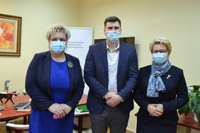 Pokaż zdjęcie: Od lewej: Wójt Teresa Chrostowska, Dyrektor Mateusz Szkaradziński, zastępca wójta Irena Derdoń