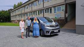 Pokaż zdjęcie: Goście uroczystości przy nowym mikrobusie.